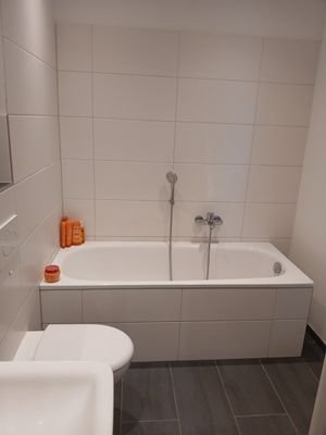 Badezimmer mit WC, Wanne und Waschbecken