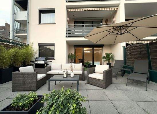 Terrasse (KI-möbliert)