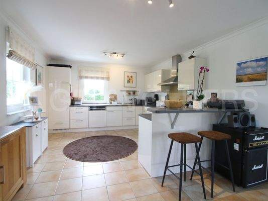 Große, offene Küche 