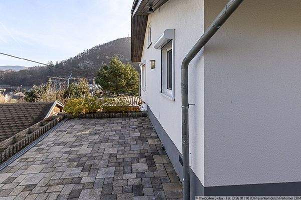 Sitzmöglichkeit neben dem Haus