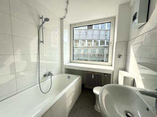 Tageslichtbad mit Wanne