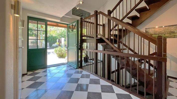 Mediterrane Stilelemente und harmonische Farbgestaltung prägen das Anwesen