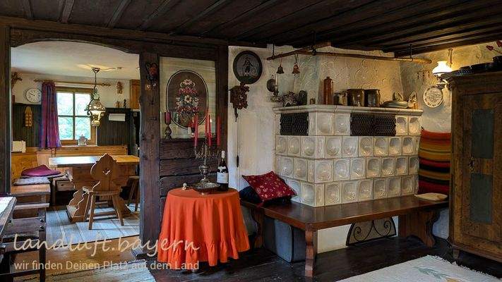 Blick in die Küche, Kachelofem im Wohnzimmer .jpg