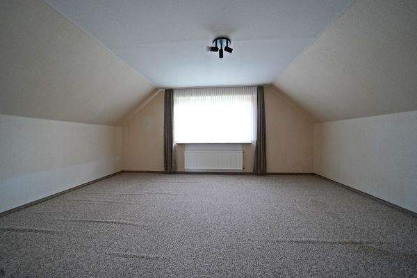 geräumiges Kinderzimmer im Obergeschoss