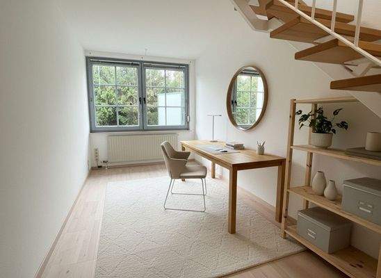 Arbeitszimmer mit Aufgang....