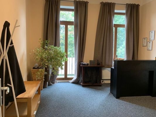 Büro mit Zugang zum Balkon  