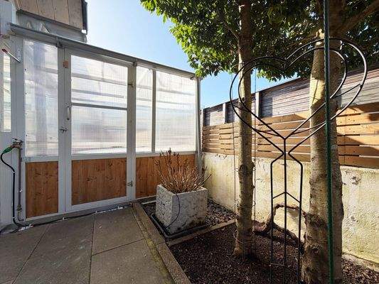 EG Bad Zugang Wintergarten: Kurzer Weg vom Bad direkt zum Whirlpool im geschützten Wintergarten