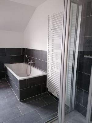 Badezimmer (Badewanne, Dusche, WC, Waschbecken)