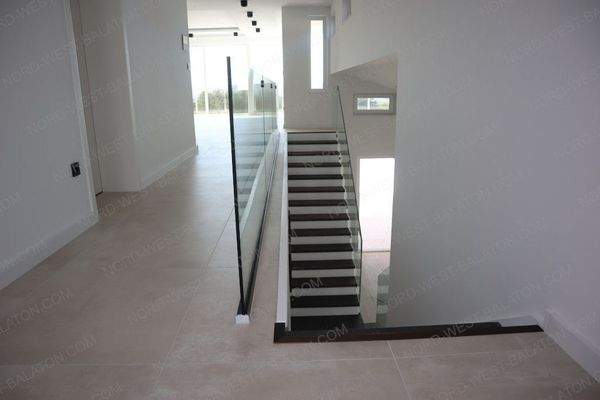 Flur mit Doppeltreppe und Galerie