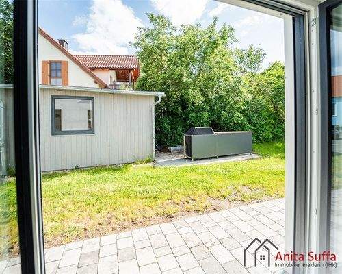 Blick vom Essbereich auf die Gartenhütte