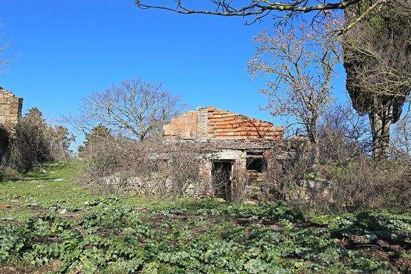 Restaurierungsbedürftiges Bauernhaus mit Nebengebäude in einmaliger Lage