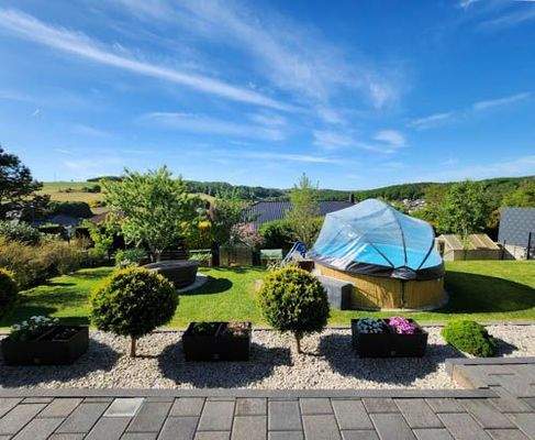 Wunderschöner Garten mit beheiztem Pool und traumhafter Fernsicht
