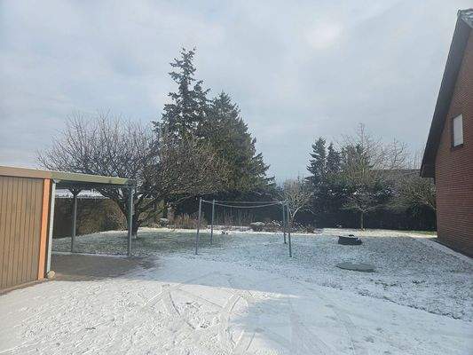 Zwischen Haus und Garagen.jpg