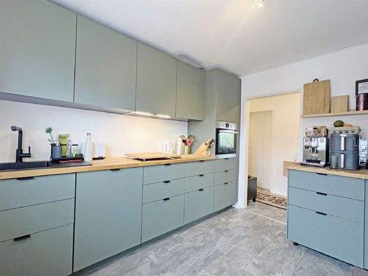 Moderne Einbauküche in hellen Farben