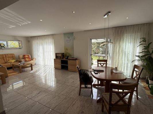 Wohn-/Esszimmer mit Ausgang zur Terrasse und Garten