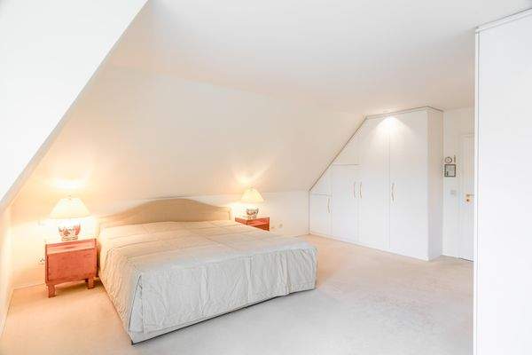 Schlafzimmer mit Kliaanlage im OG