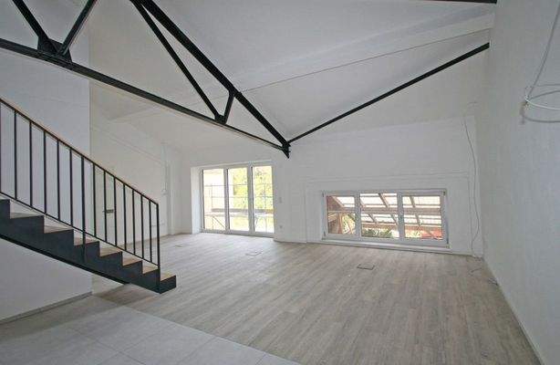 Großraumbüro mit Bodenanschlüssen