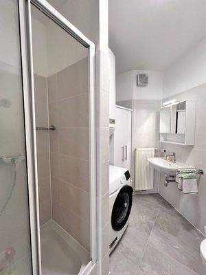 Bad mit Dusche, Waschmaschine