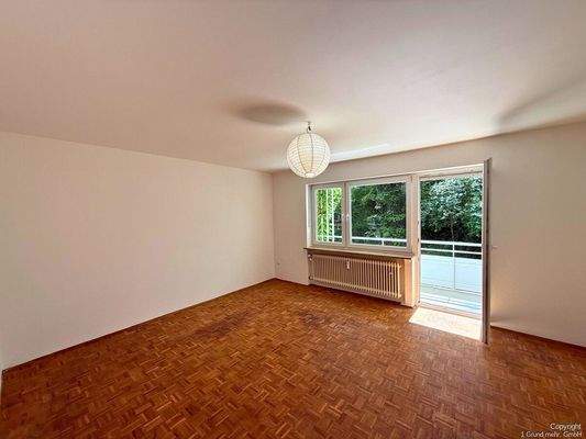 Wohnzimmer ist zum Hinterhof ruhig und sonnig gele