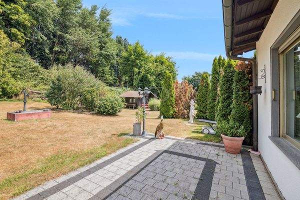 Terrasse mit Blick zum Nachbargrundstück mit Gartenhaus