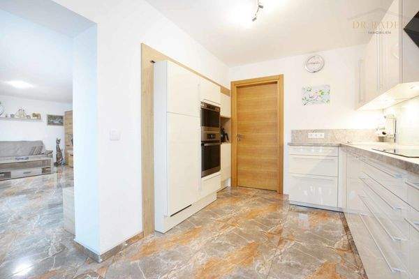 Küche mit angrenzendem Wohnzimmer