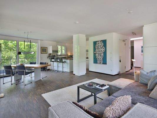 Blick zur Küche und dem Essbereich