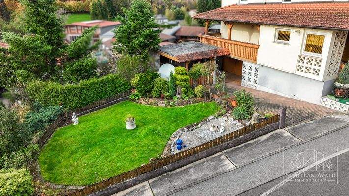 Garten mit Hausansicht