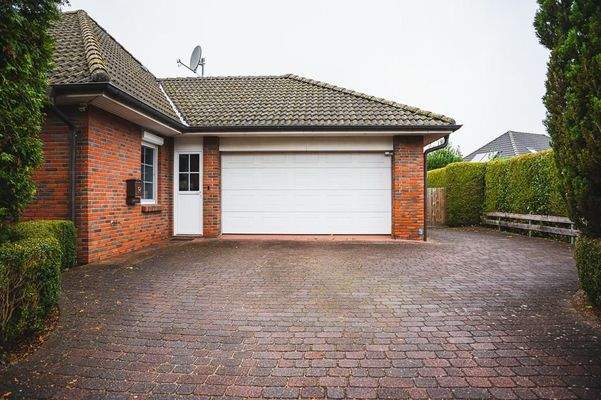 Große Garage und Außenstellplätze