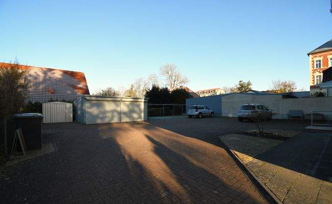 Hof mit Stellplätzen