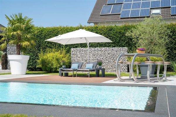 Blick zu den Sonnenliegen