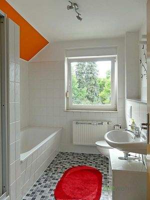 Bad mit Dusche und Wanne