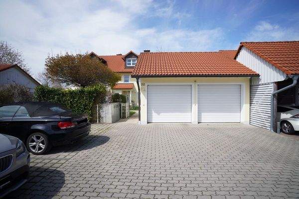 Einfahrt mit Garage und Stellplätze