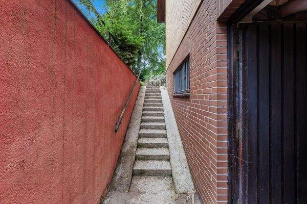 und einer praktischen Außentreppe