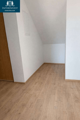 Abstellnische rechts neben Wohnungseingangstür (KI-optimiert)