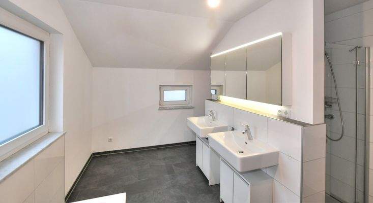 großes Badezimmer mit Badewanne, Dusche und abgeteiltem WC