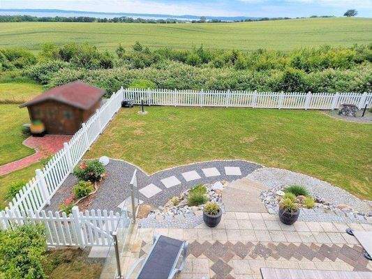 Blick von der Loggia in den Garten und zum Meer
