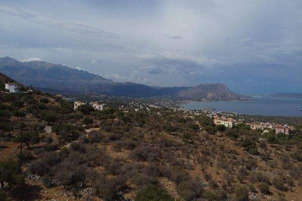 Kreta, Kokkino Chorio: Malerisches Grundstück mit Meerblick und Baurechten zu verkaufen