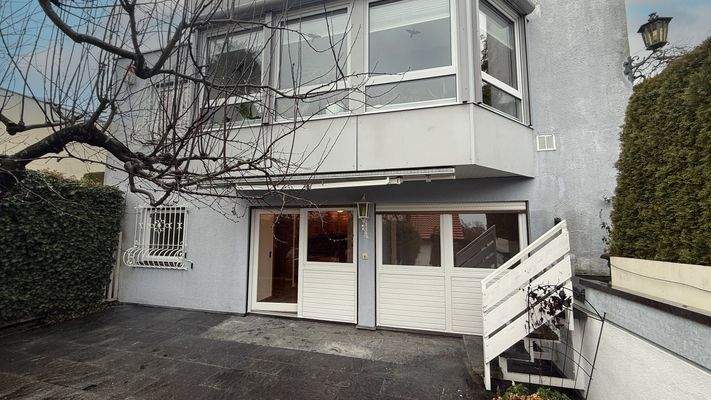 Große Terrasse + Wohnungseingang