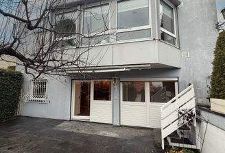 Große Terrasse + Wohnungseingang