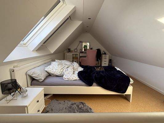 Kind 3 Spitzboden im Dach
