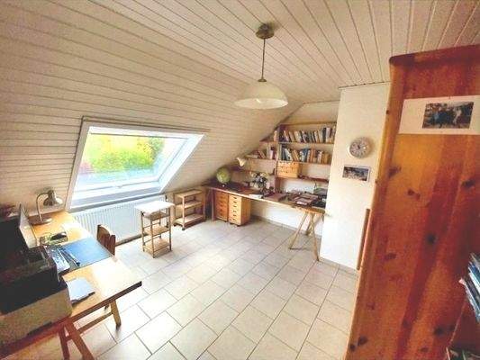 Das große Dachfenster sorgt für ausgezeichnete Lichtverhältnisse