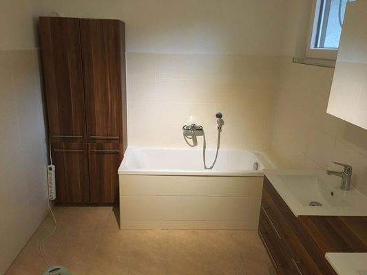 Bad, hier mit Badewanne
