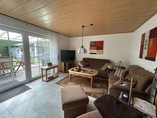 Wohnzimmer mit Blick in den Garten