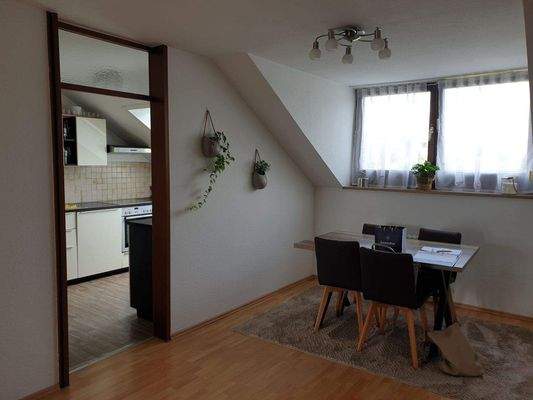 Essbereich / Blick in Küche 