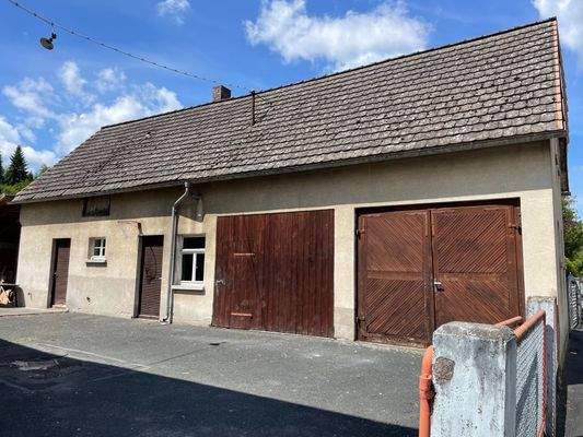 Nebengebäude mit Garagen