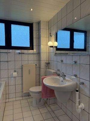 Bad mit Wanne und Dusche