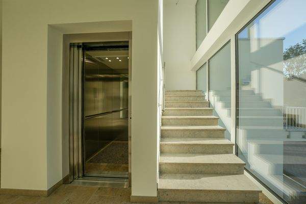 Treppenhaus / Aufzug