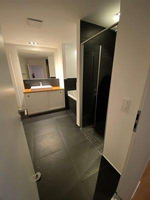 Bad mit Wanne und Dusche