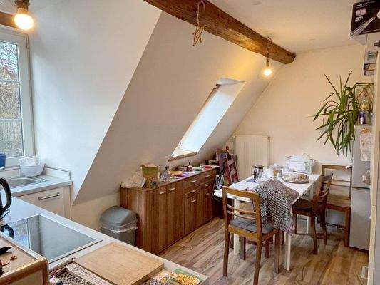 Küche mit Sitzmöglichkeit in der DG Wohnung