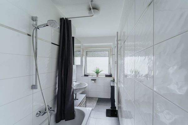 Tageslichtbad mit Wanne und WC.jpg